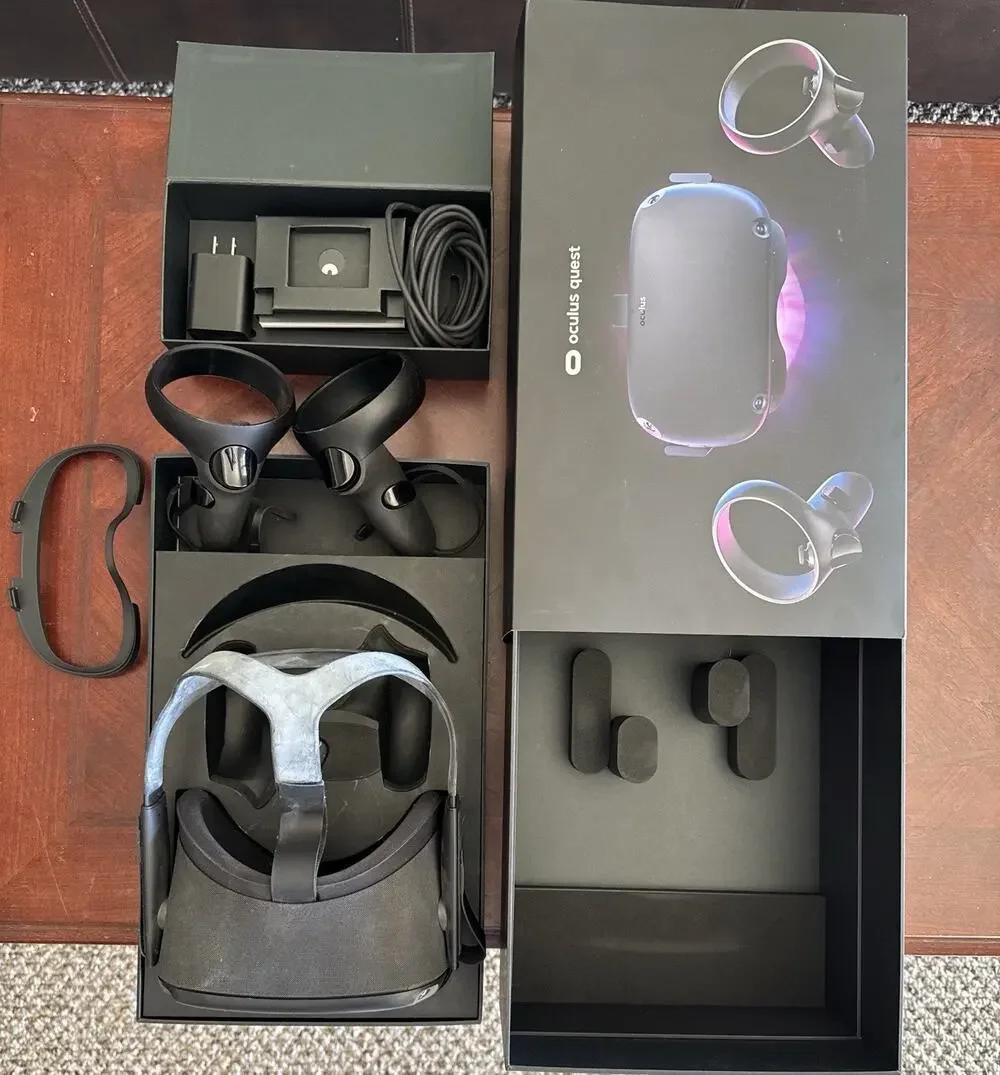 Oculus Quest Standalone VR Headset Black USB-C w/ Controllers & Accessories